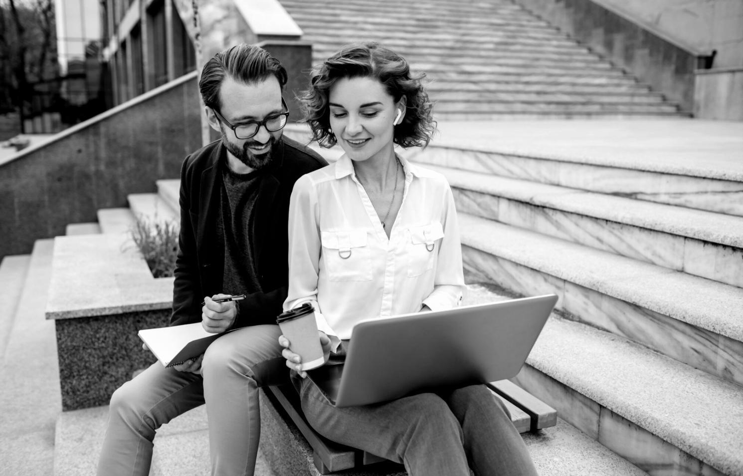 Студенты Learn Altirix работают в группе над финансовым проектом